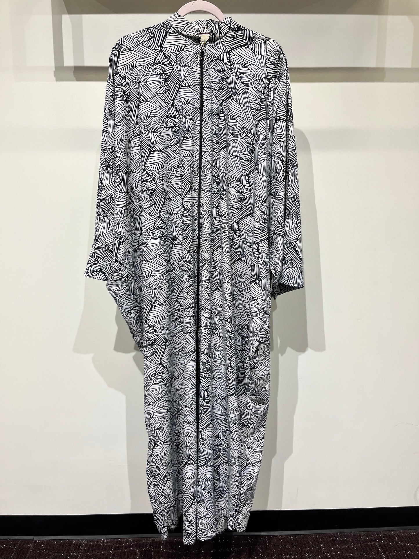 Black & White Abstract Print Front-Zip Modest Abaya