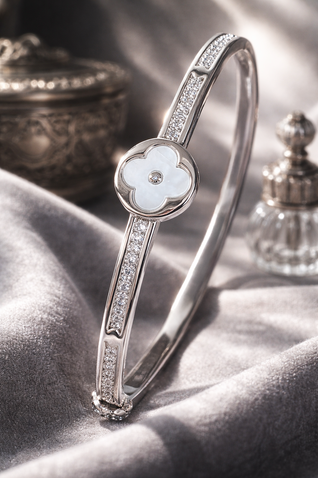 Mother of Pearl - Clover bracelet in silver with handplaced CZ