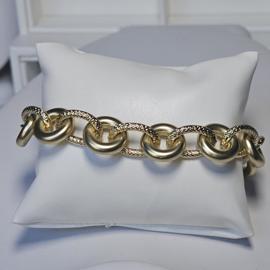 Elegant Designer-Style Bracelet – Sleek Contemporary Look