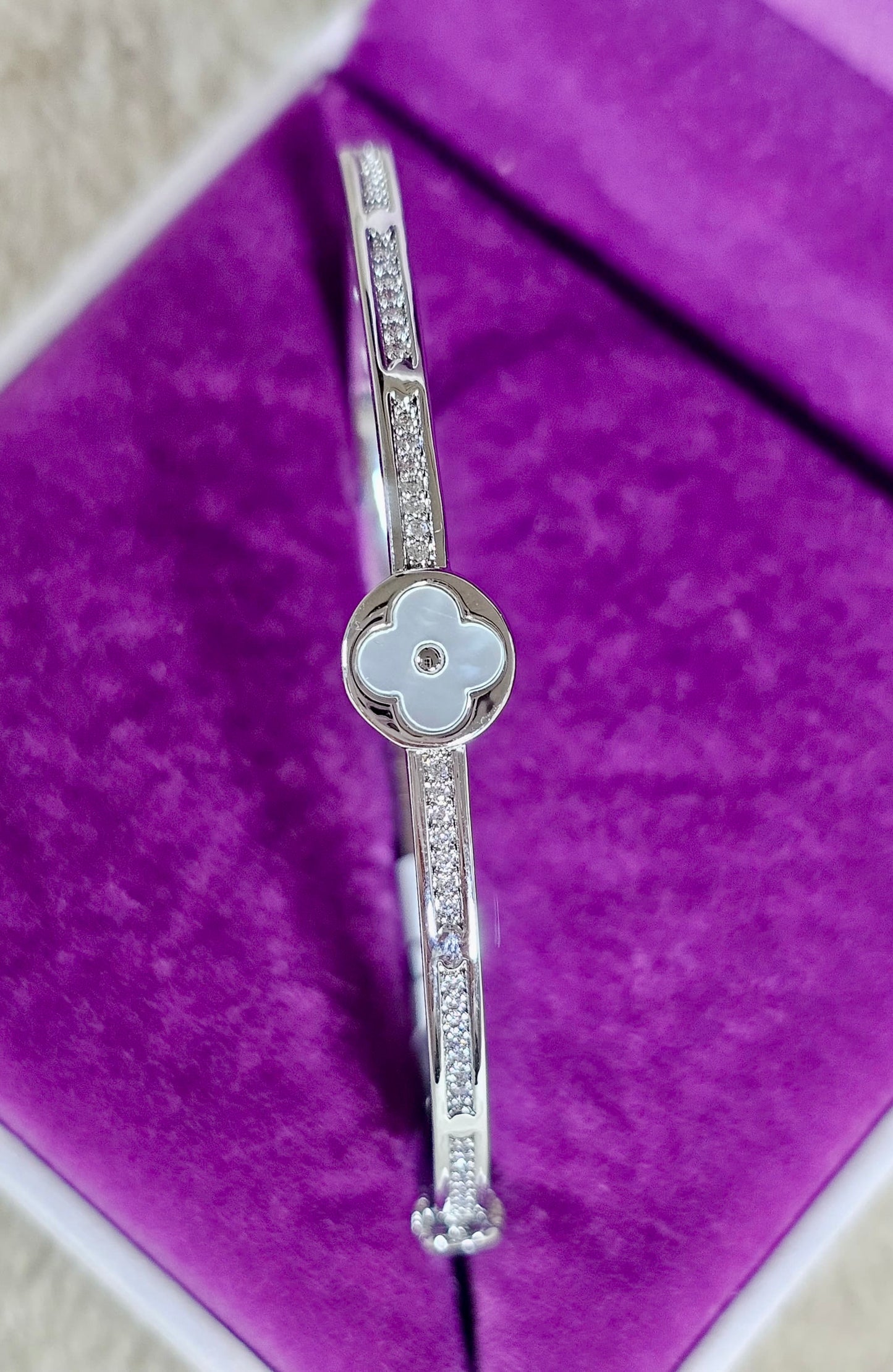 Mother of Pearl - Clover bracelet in silver with handplaced CZ