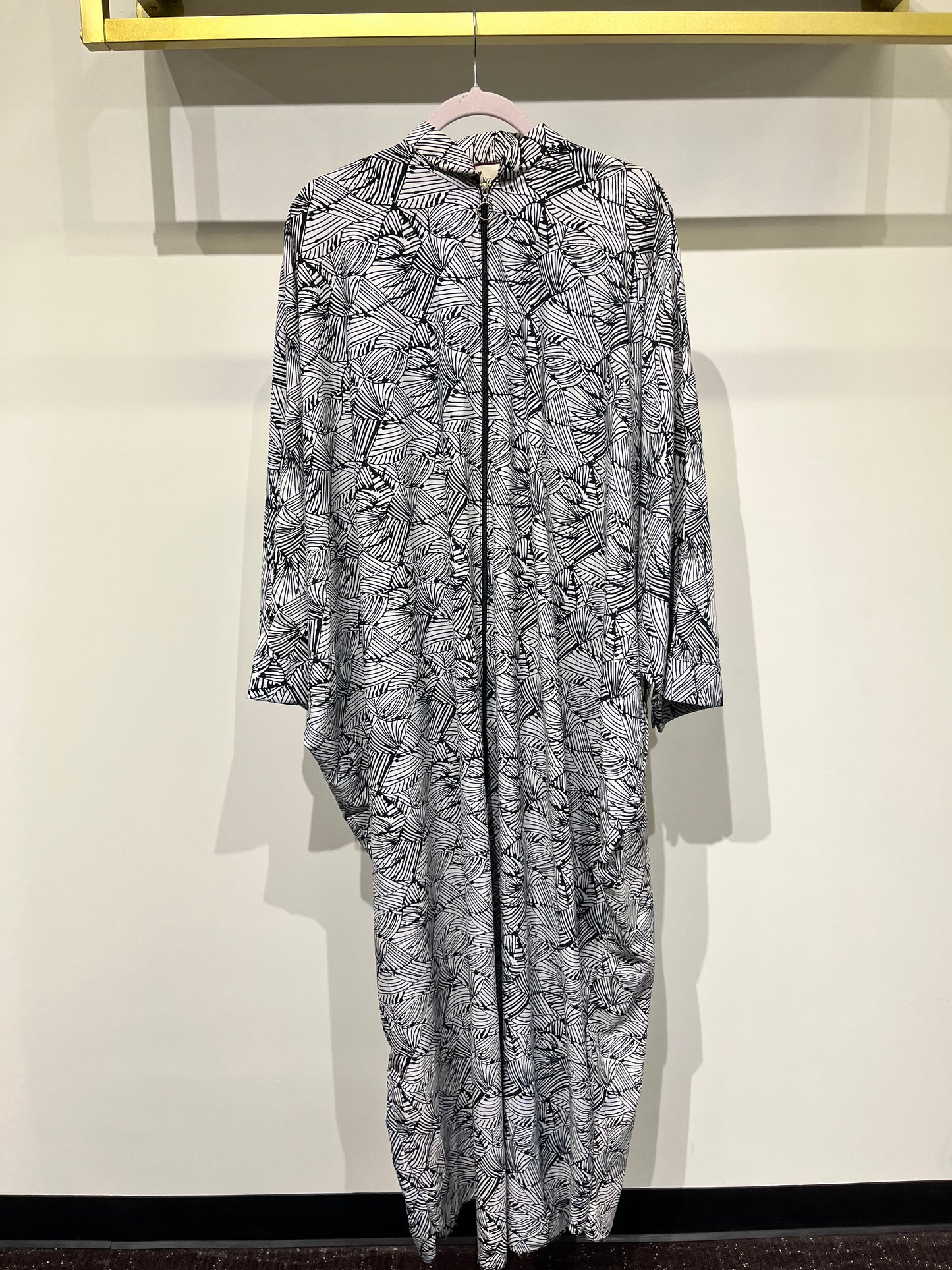 Black & White Abstract Print Front-Zip Modest Abaya