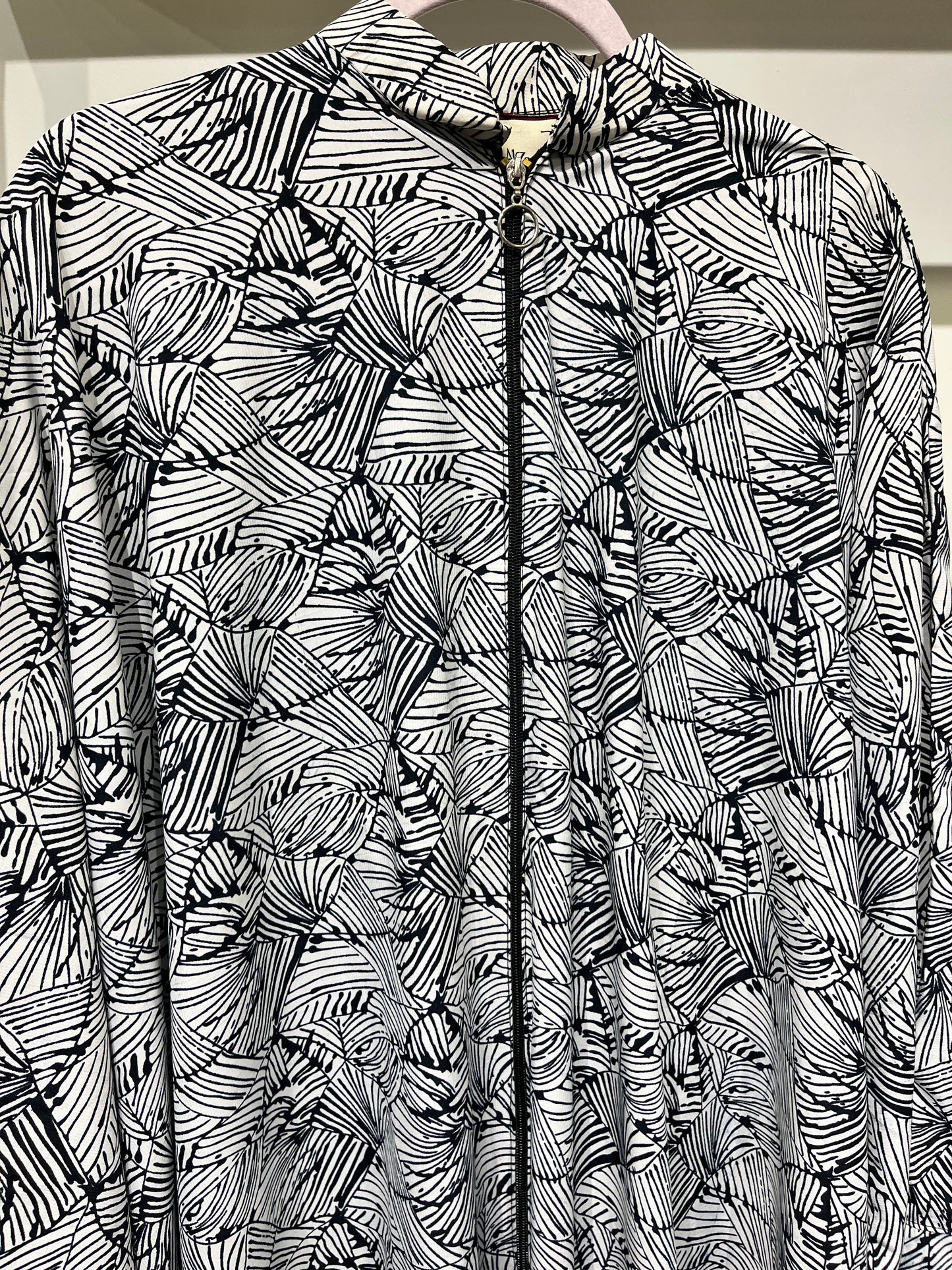 Black & White Abstract Print Front-Zip Modest Abaya