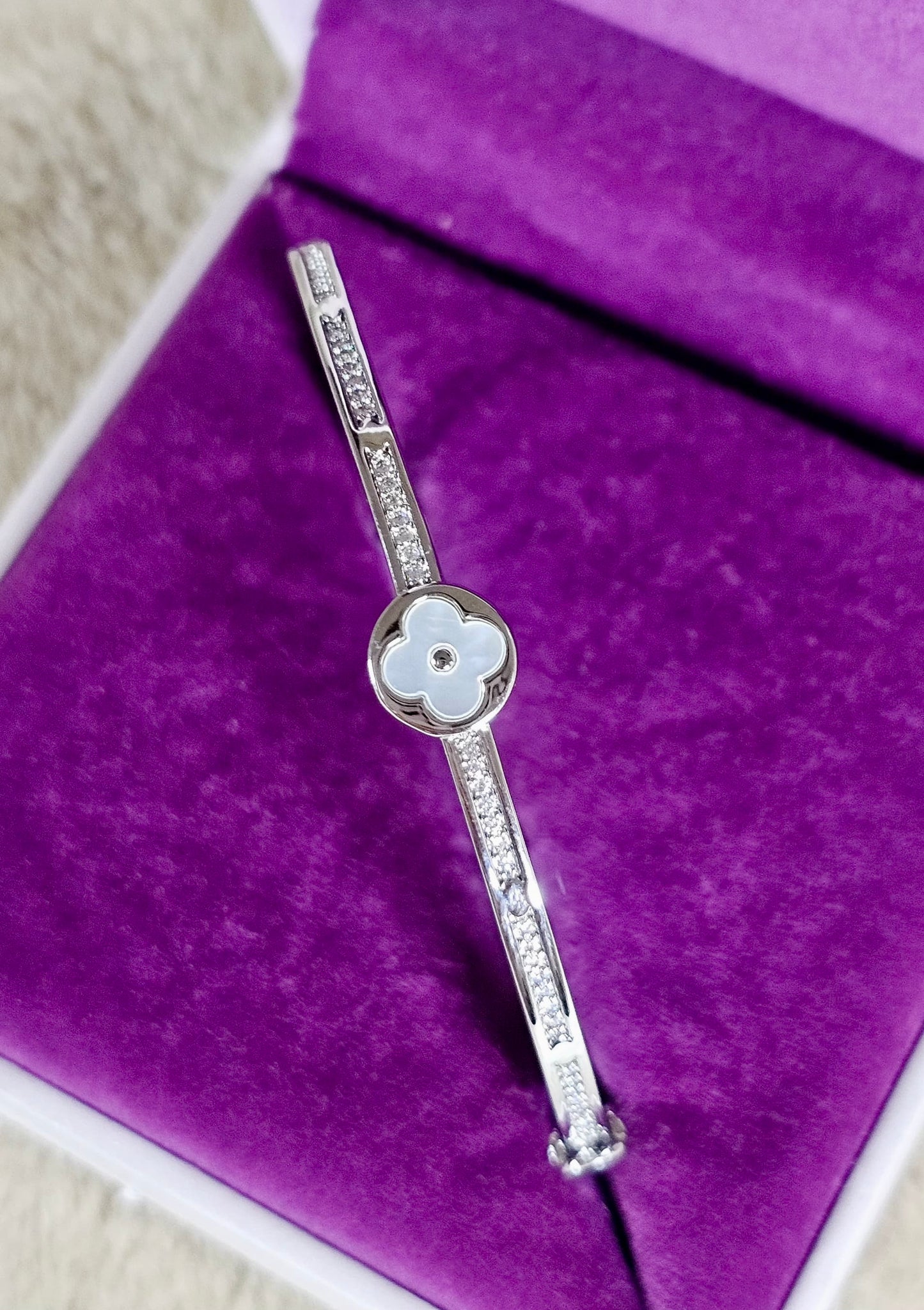 Mother of Pearl - Clover bracelet in silver with handplaced CZ
