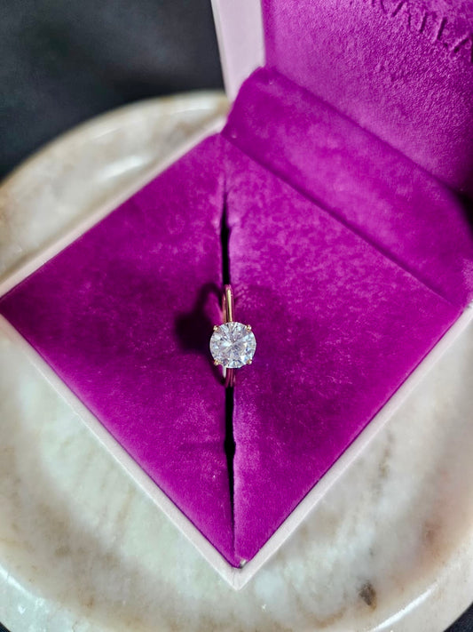 Radiant Solitaire Ring – Classic Sparkle Redefined